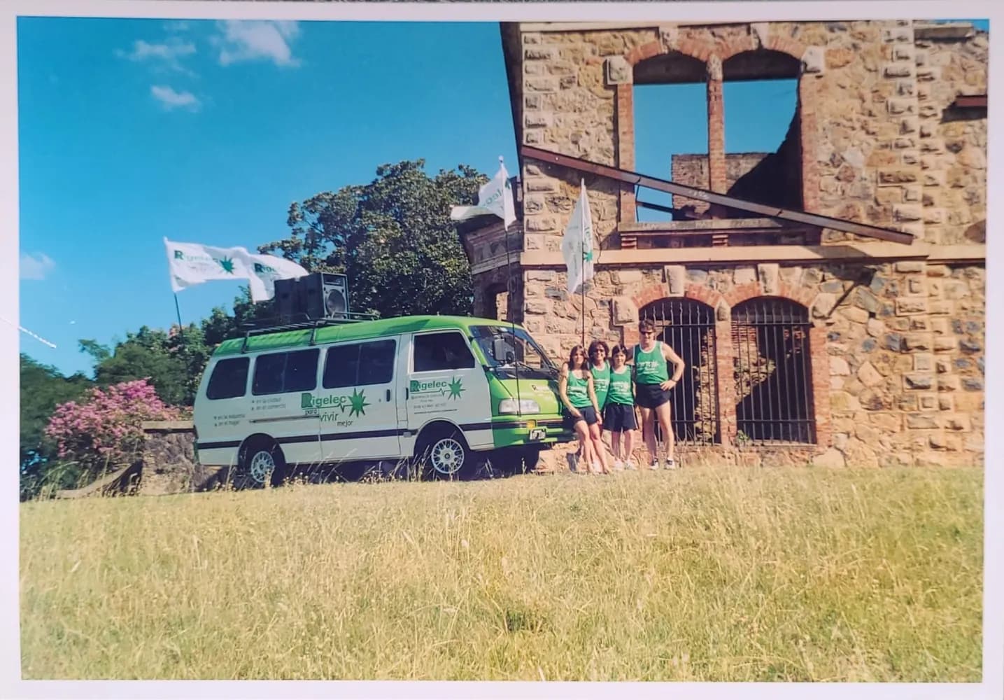 La camioneta de Rigelec y parte del equipo frente a una construcción de piedra