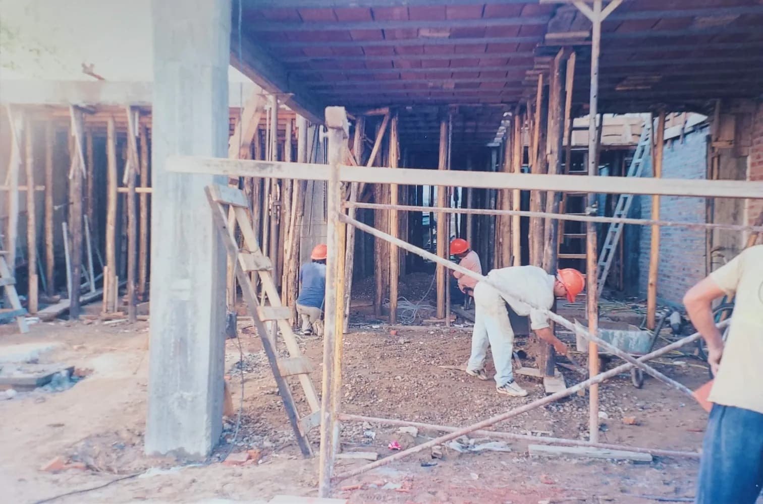 La estructura de columnas y encofrados durante la construcción de la casa central